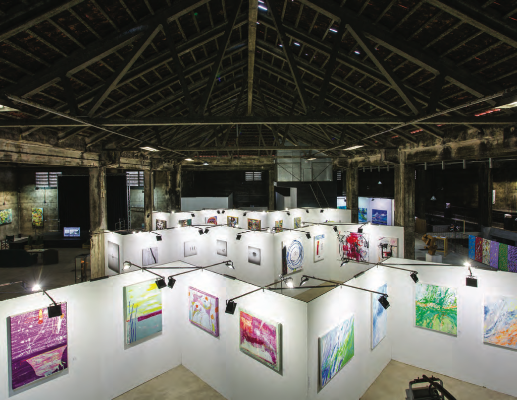 Lady in red – New and exciting beginnings for the art gallery in Lagoa