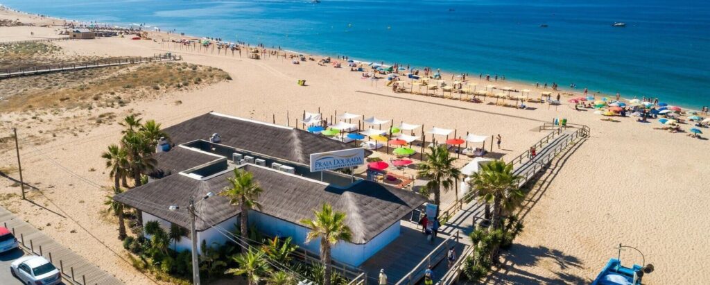 Praia Dourada celebrates Blue and White Party this August