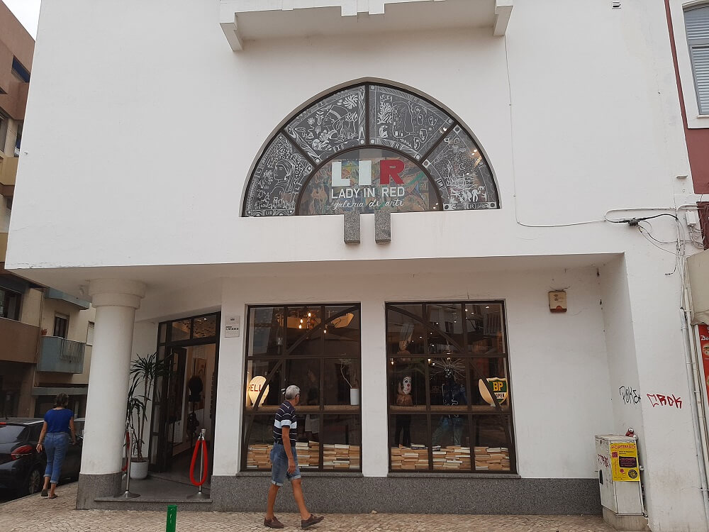 A new home: Lady in Red art gallery moves to Portimão