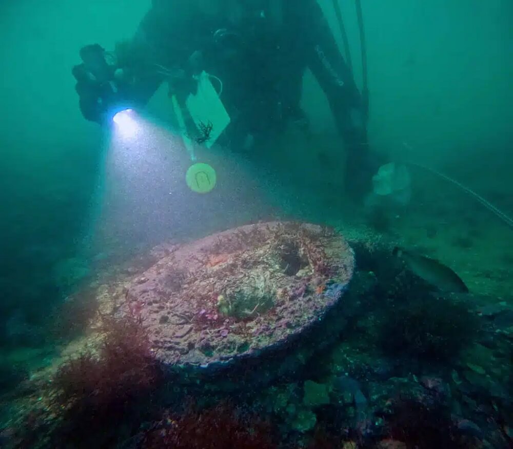 Divers found two 300-year-old bronze pulleys in Lagos